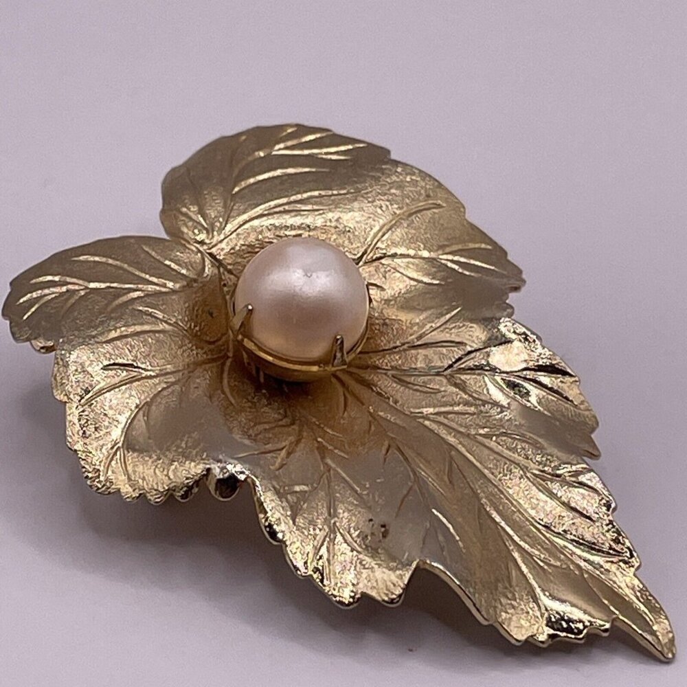Vintage Sarah Coventry Gold Tone Faux Pearl 3D Leaf Brooch Pin Textured